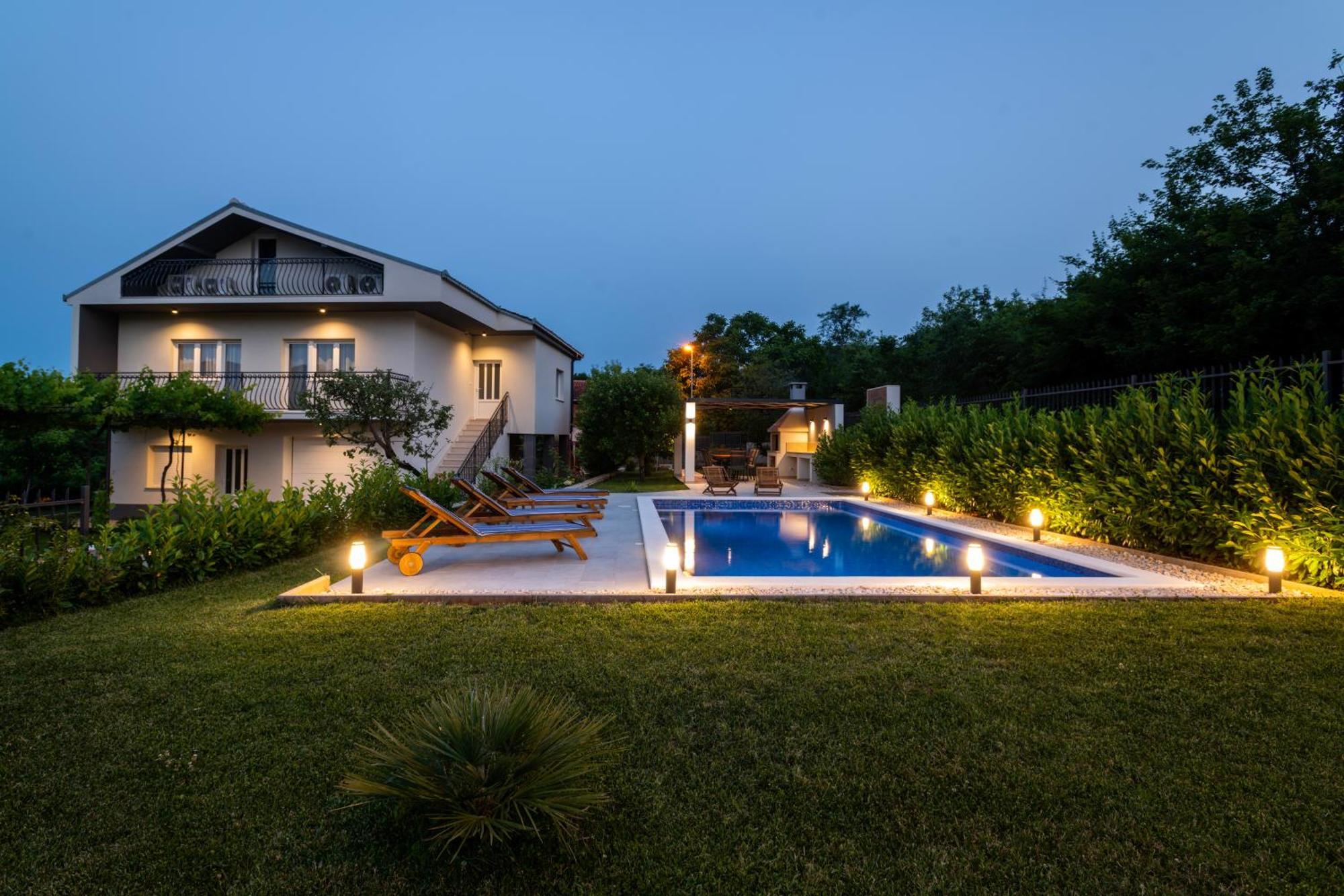 Villa Latica Dicmo Exteriér fotografie