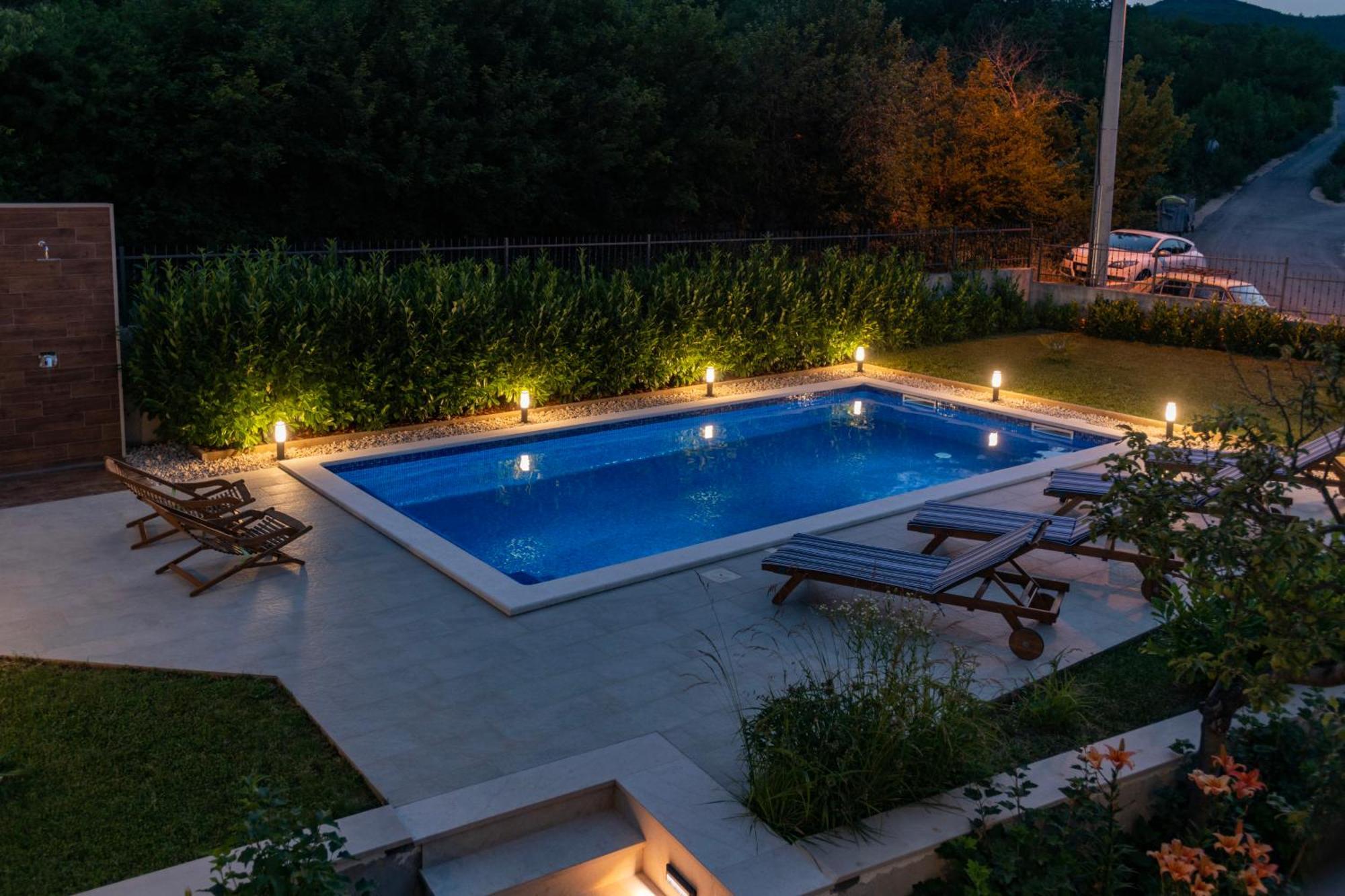 Villa Latica Dicmo Exteriér fotografie
