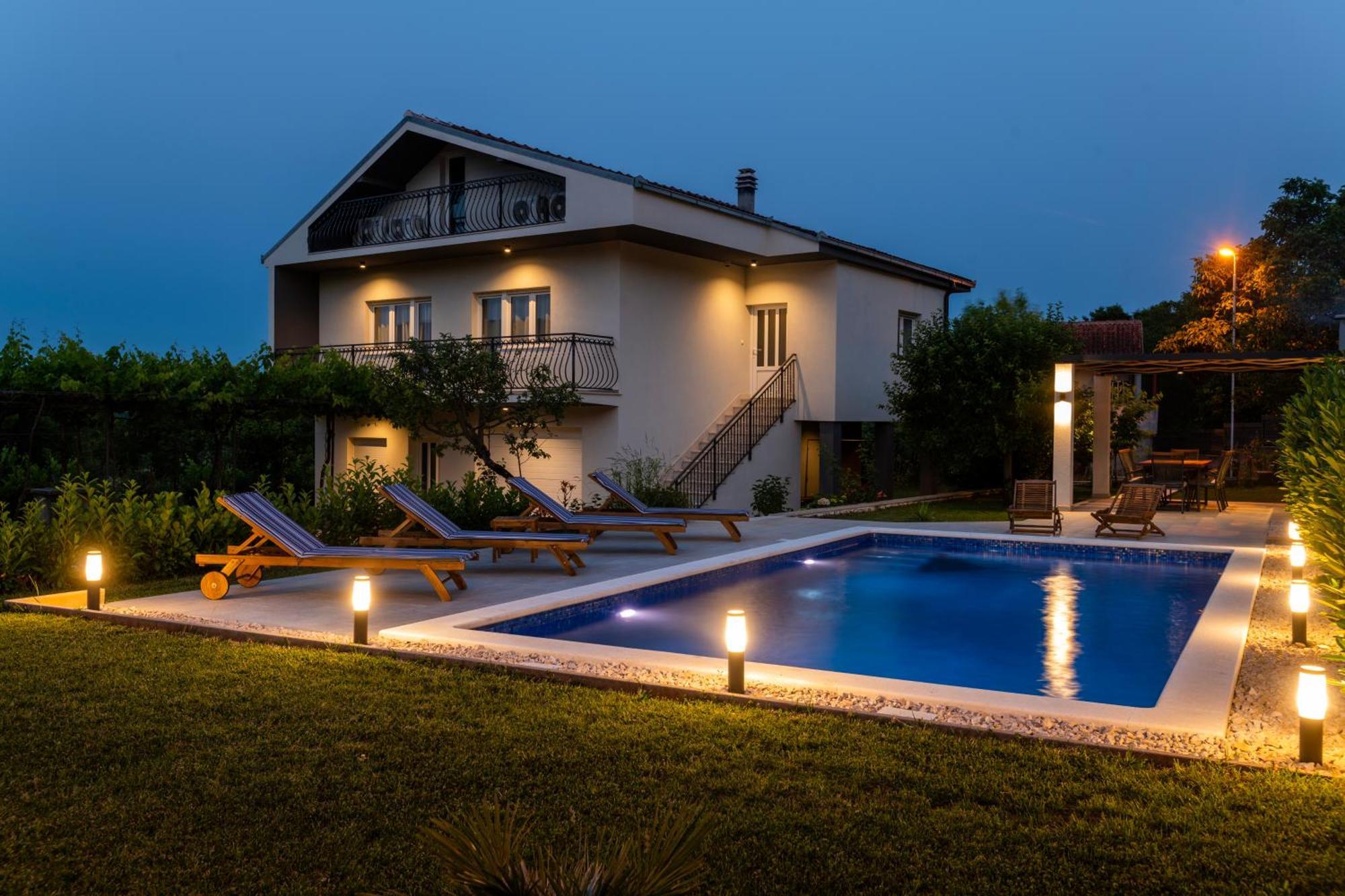 Villa Latica Dicmo Exteriér fotografie
