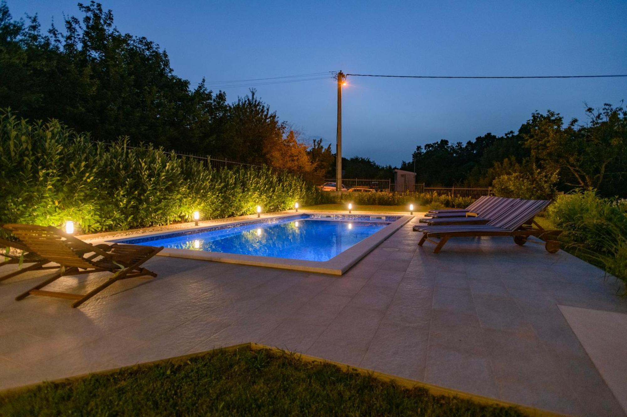 Villa Latica Dicmo Exteriér fotografie
