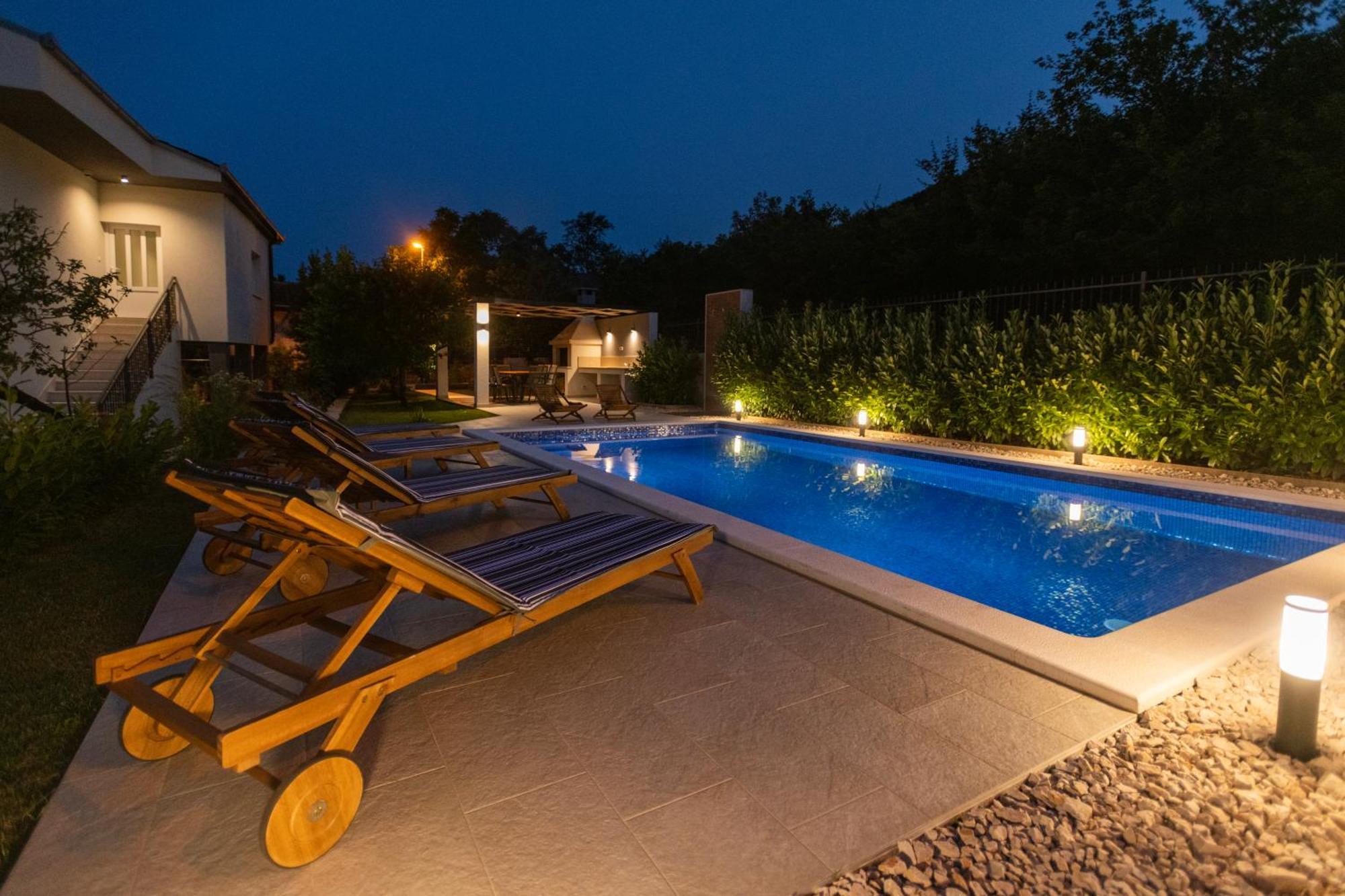Villa Latica Dicmo Exteriér fotografie