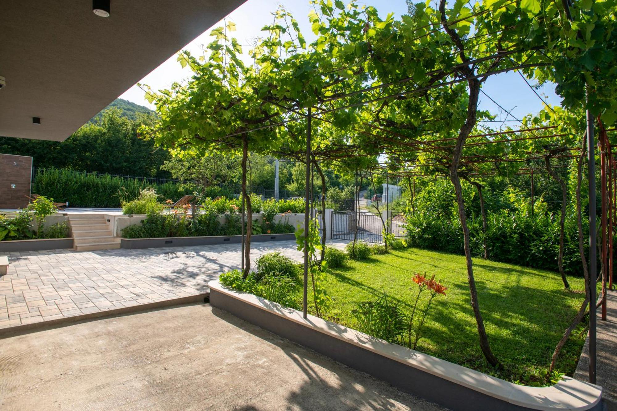 Villa Latica Dicmo Exteriér fotografie