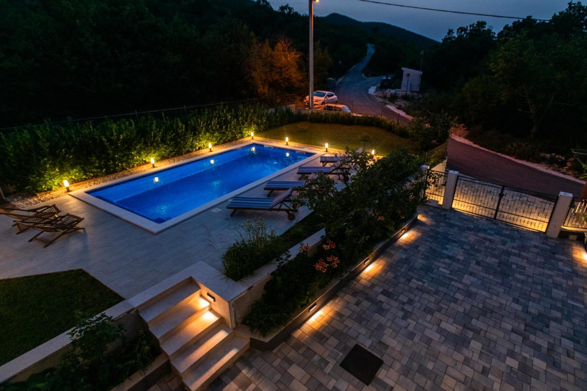 Villa Latica Dicmo Exteriér fotografie