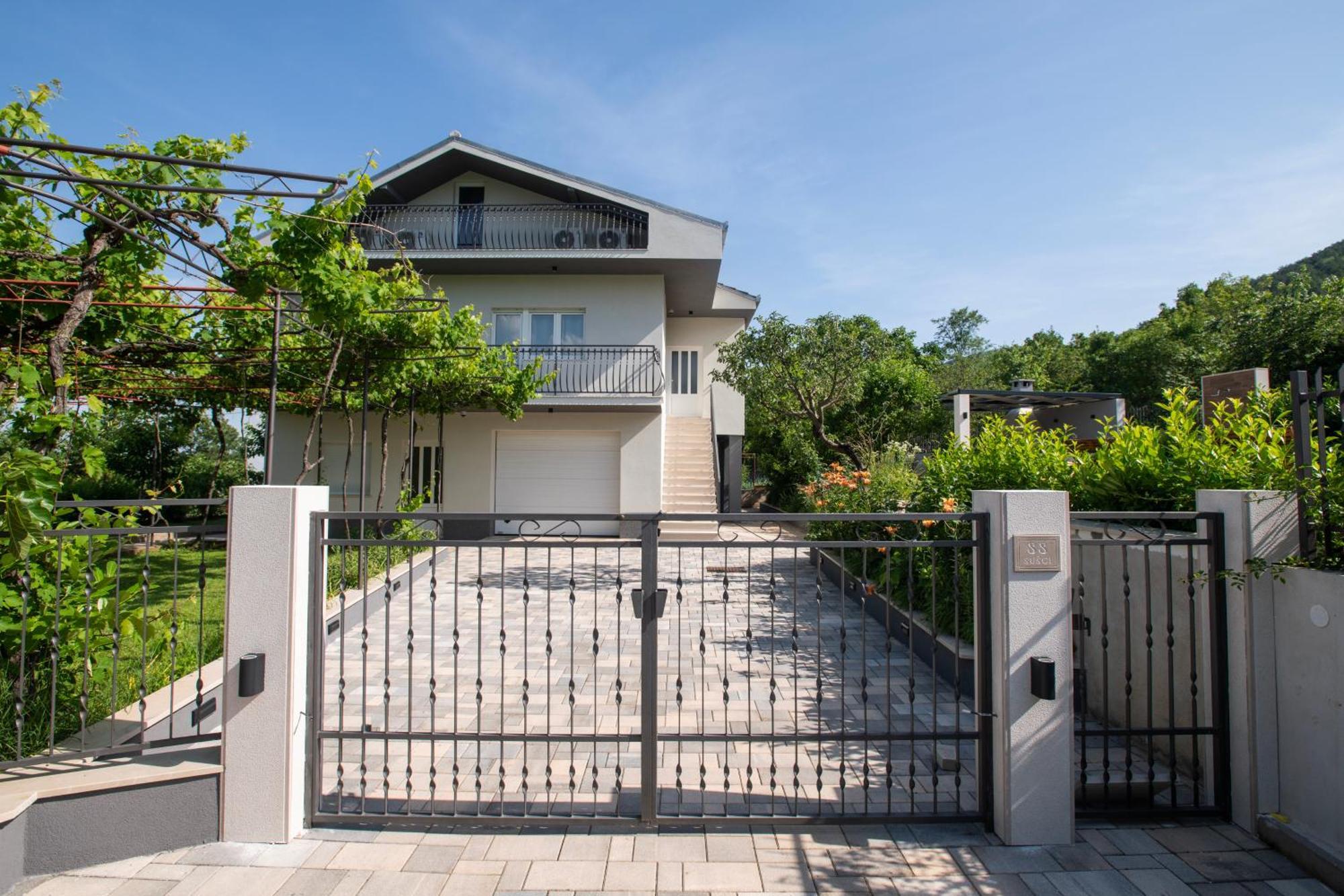 Villa Latica Dicmo Exteriér fotografie