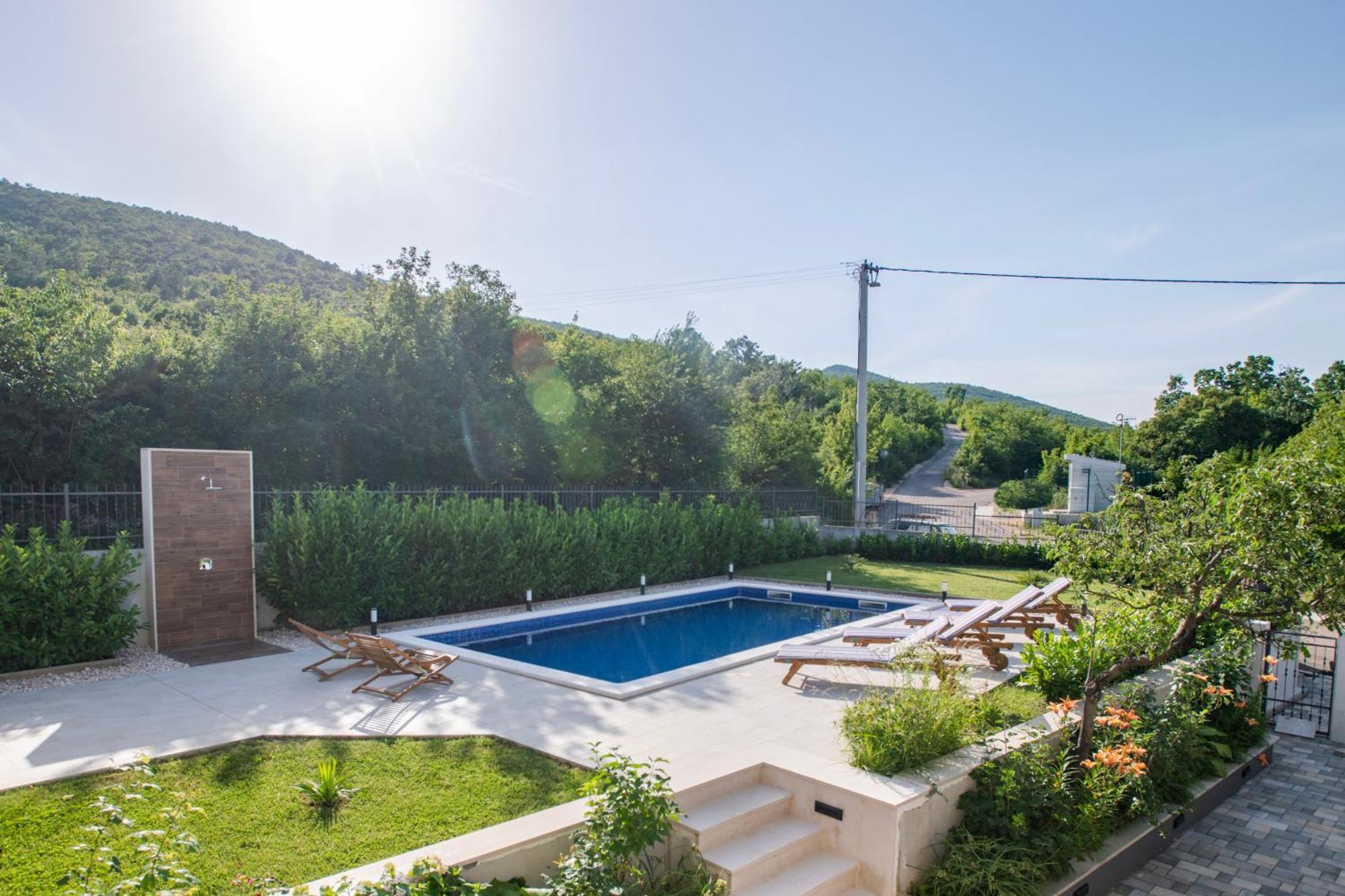 Villa Latica Dicmo Exteriér fotografie