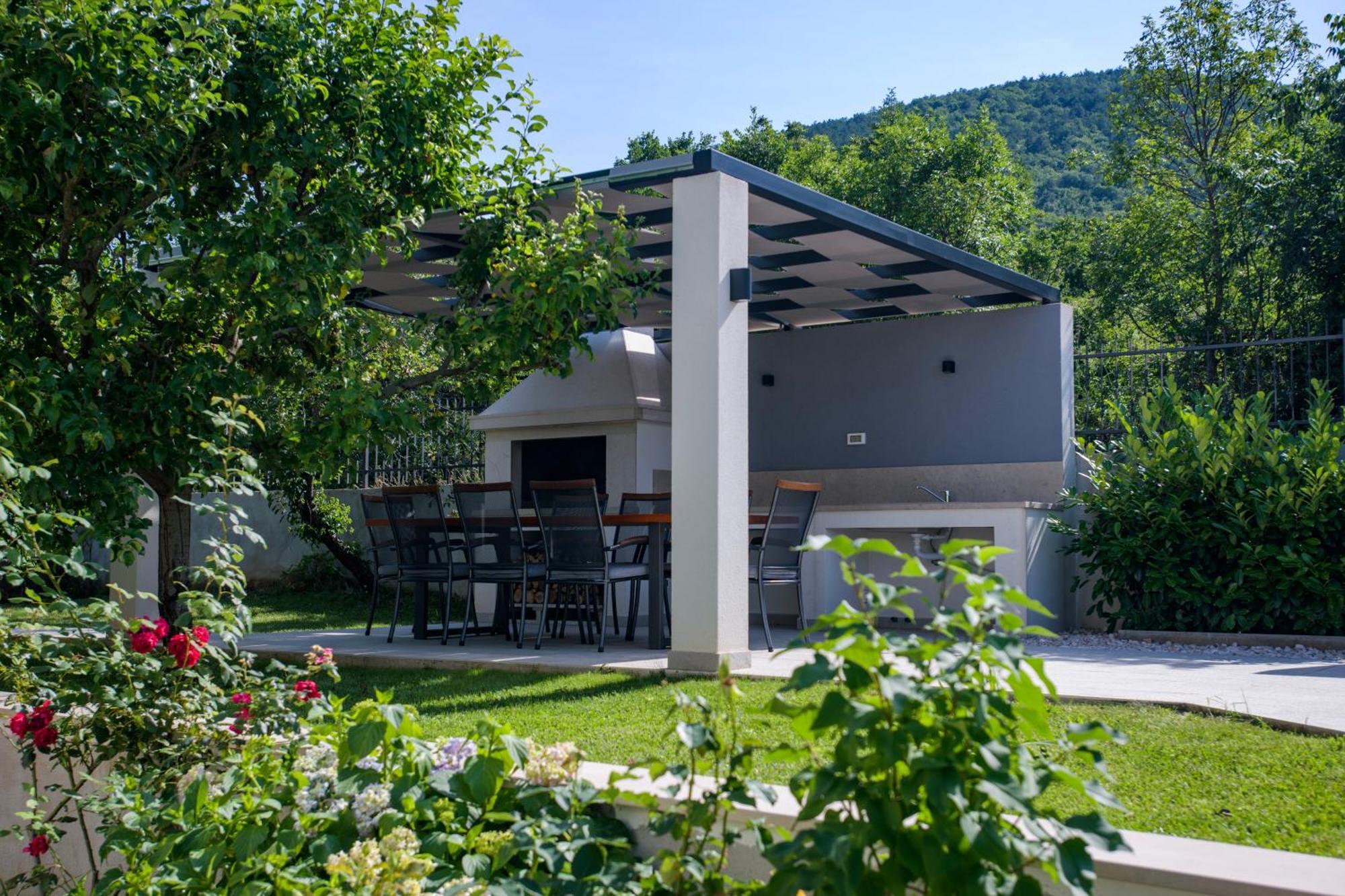 Villa Latica Dicmo Exteriér fotografie