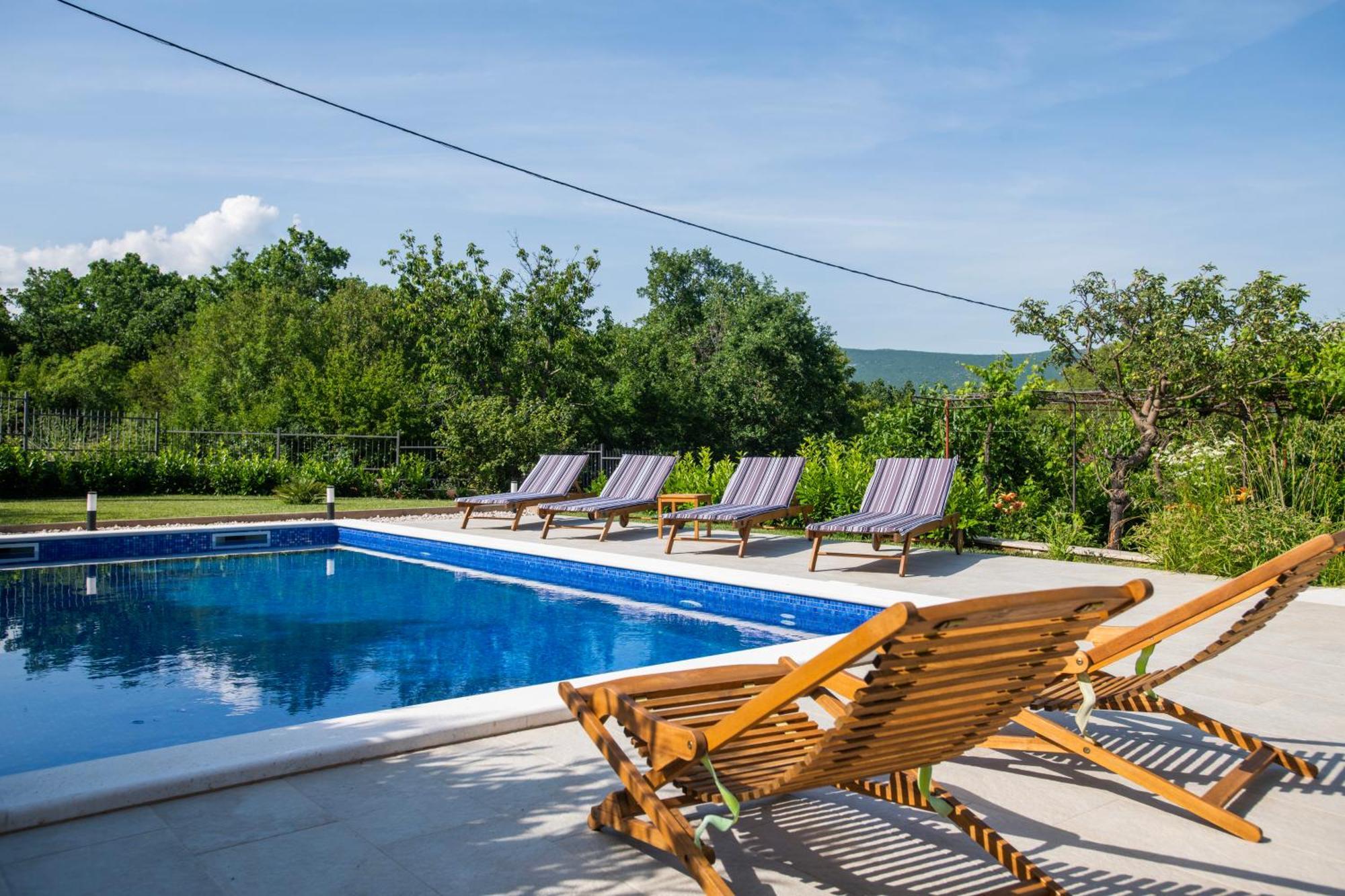 Villa Latica Dicmo Exteriér fotografie