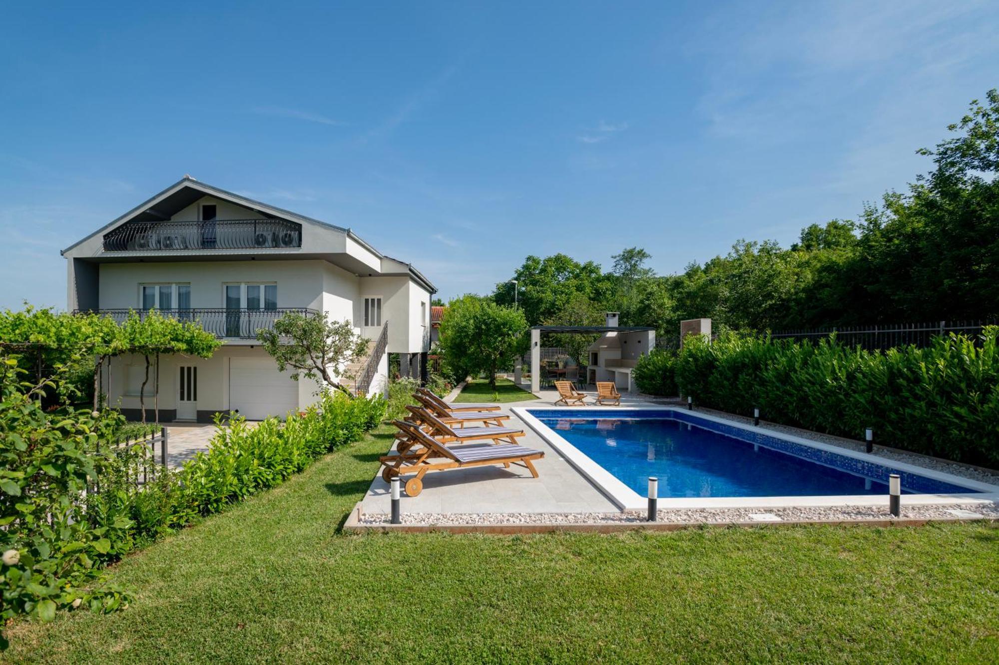 Villa Latica Dicmo Exteriér fotografie